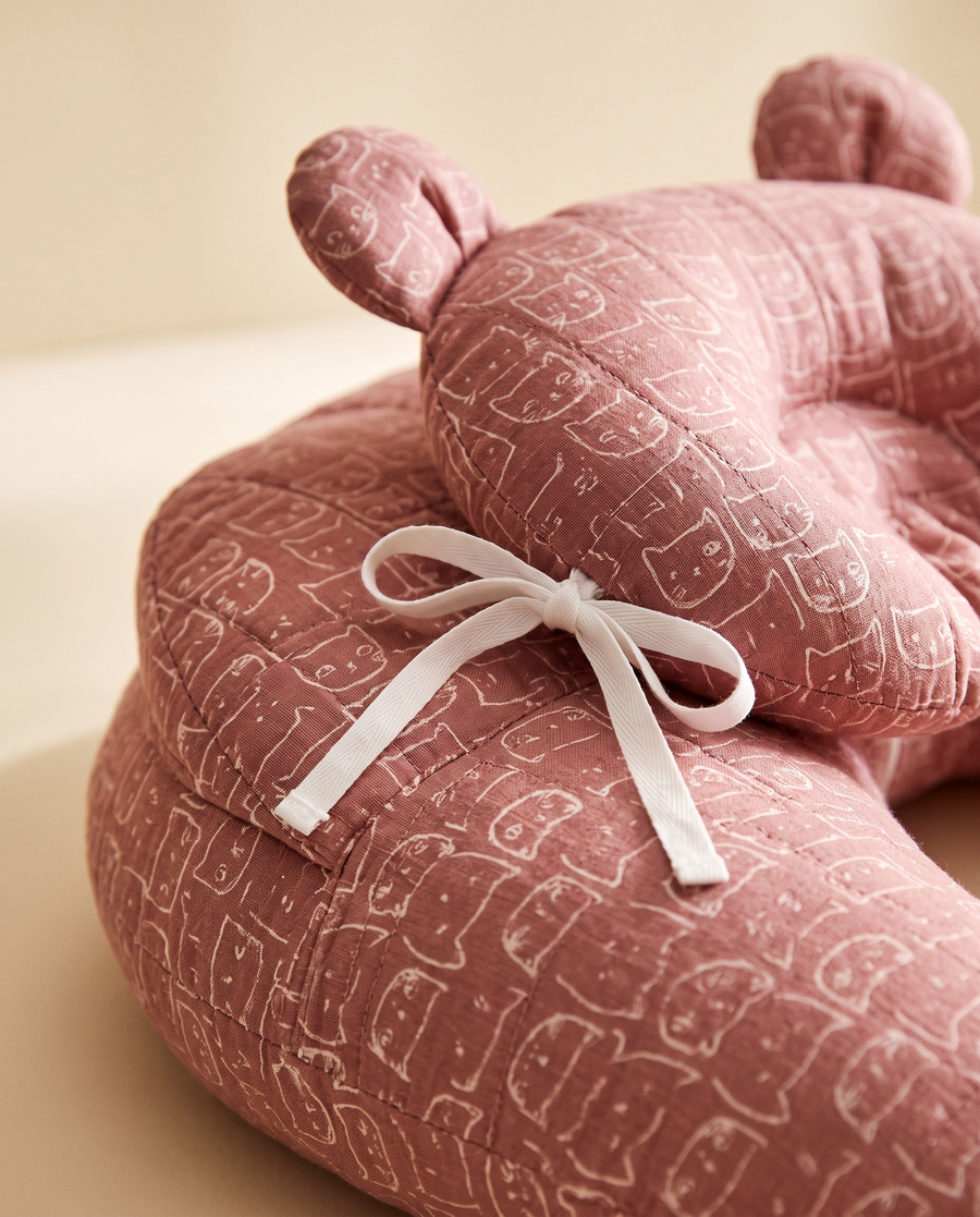 Close-up of the feeding wedge and bear-ear headrest